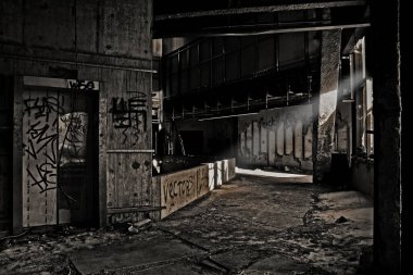 Bir ışık huzmesi asansörle terk edilmiş bir gökdelene çarpıyor.