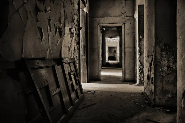 Puerta Yace Suelo Una Casa Abandonada —  Fotos de Stock