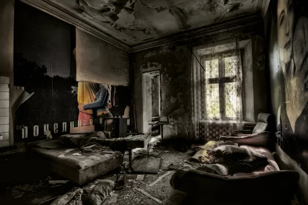 Dormitorio Abandonado Viejo Edificio Aterrador Inscripción Pared Beso —  Fotos de Stock