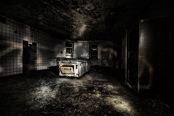 버려진 건물의 지하실에 어두운 — 스톡 사진
