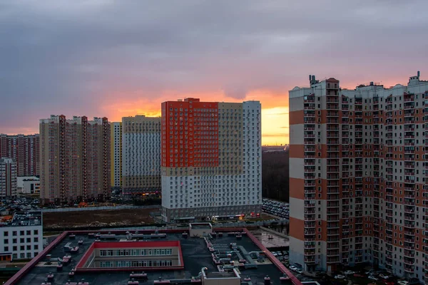 Prachtige Zonsondergang Achtergrond Van Hoge Appartementengebouwen — Stockfoto