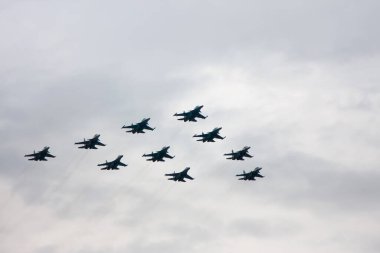 Savaş uçakları 9 Mayıs Zafer Yürüyüşü 'nde uçuş formasyonunda