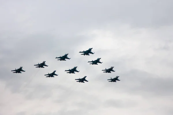 Gevechtsvliegtuigen Vliegen Formatie Mei Victory Parade — Stockfoto