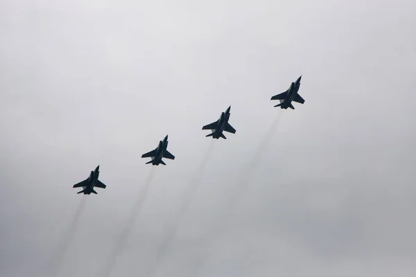 Gevechtsvliegtuigen Vliegen Formatie Mei Victory Parade — Stockfoto