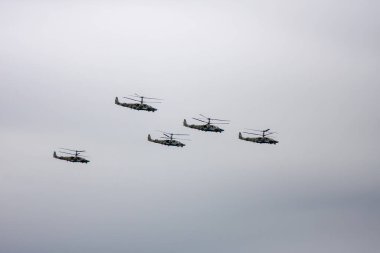 Savaş helikopterleri 9 Mayıs geçit törenine uçar.