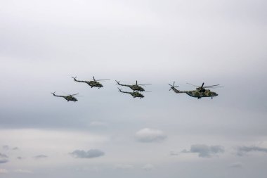 Savaş helikopterleri 9 Mayıs geçit törenine uçar.