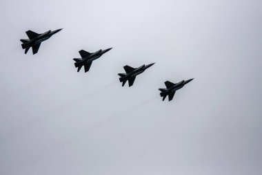 Savaş uçakları 9 Mayıs Zafer Yürüyüşü 'nde uçuş formasyonunda