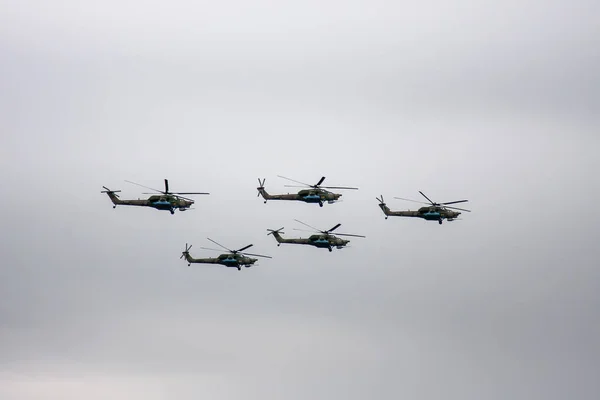 Gevechtshelikopters Vliegen Naar Parade Van Mei — Stockfoto