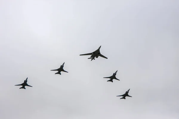 戦闘機は5月9日の勝利パレードで形成される — ストック写真