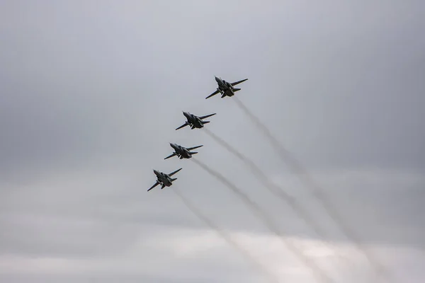 Gevechtsvliegtuigen Vliegen Formatie Mei Victory Parade — Stockfoto