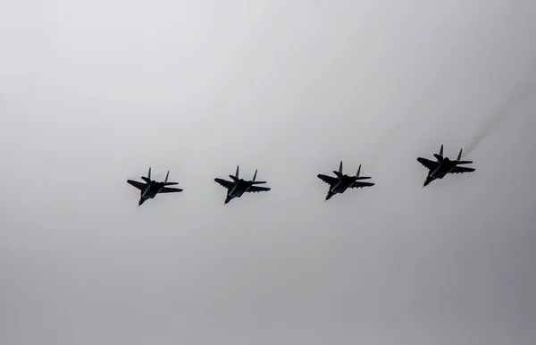 Gevechtsvliegtuigen Vliegen Formatie Mei Victory Parade — Stockfoto