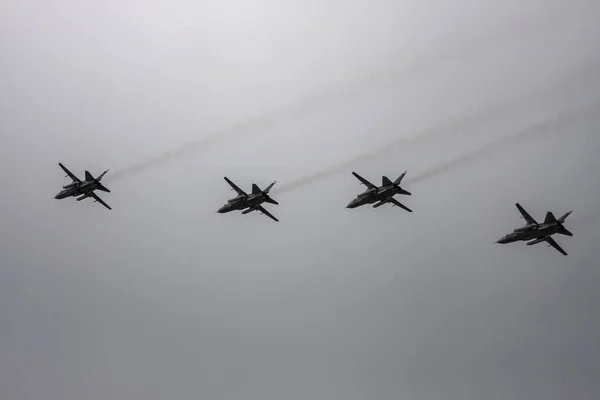 Gevechtsvliegtuigen Vliegen Formatie Mei Victory Parade — Stockfoto