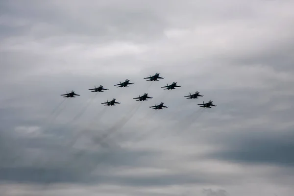 Gevechtsvliegtuigen Vliegen Formatie Mei Victory Parade — Stockfoto