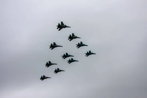 Gevechtsvliegtuigen Vliegen Formatie Mei Victory Parade — Stockfoto