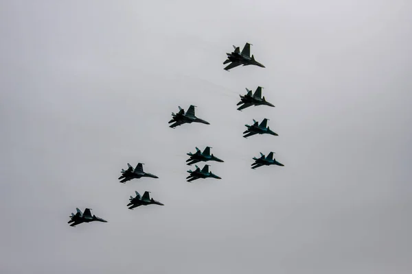 Gevechtsvliegtuigen Vliegen Formatie Mei Victory Parade — Stockfoto