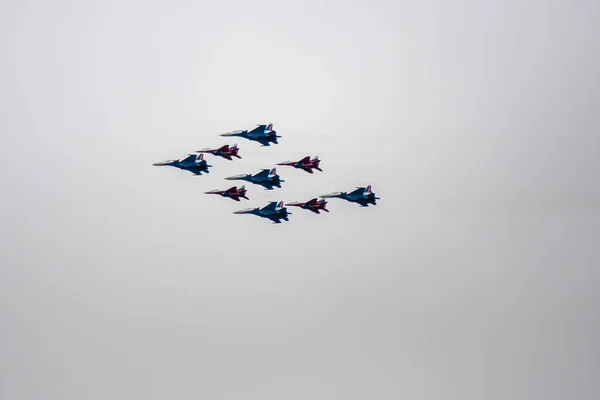 전투용 항공기가 행진을 — 스톡 사진