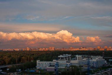 Bulutlardan yansıyan güzel gün batımı ışığı