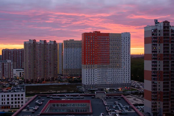 Avondzonsondergang Met Kleurrijke Bewolkte Lucht Boven Huizen — Stockfoto