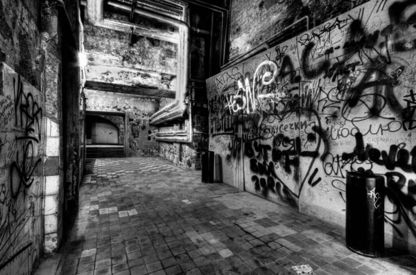Fekete Fehér Folyosó Egy Elhagyatott Épületben — Stock Fotó