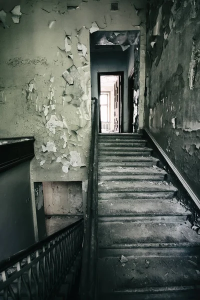 Vieja Escalera Edificio Abandonado Con Paredes Maltrechas —  Fotos de Stock