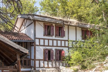 Terk edilmiş bir otelin eski binası.