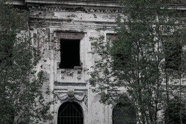 Terk edilmiş bir taş köşkte eski bir pencere.
