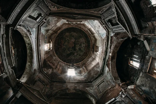 Blick Auf Die Kuppeln Und Gewölbe Einer Verlassenen Kirche — Stockfoto