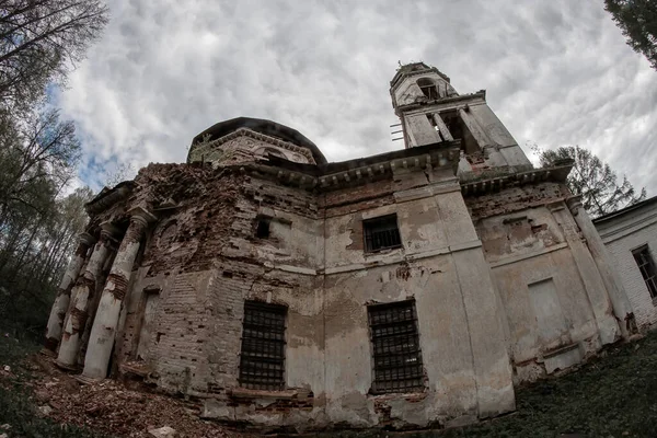 Alte Verlassene Gotische Kirche Vor Wolkenverhangenem Himmel — Stockfoto