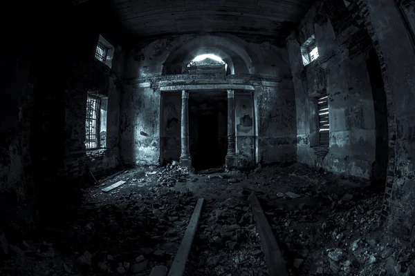 Une Pièce Ronde Effrayante Vide Dans Un Manoir Abandonné. Les Rayons  Lumineux Traversent Deux Fenêtres. Murs De Pierre Abîmés. Image stock -  Image du dépression, architecture: 233464207