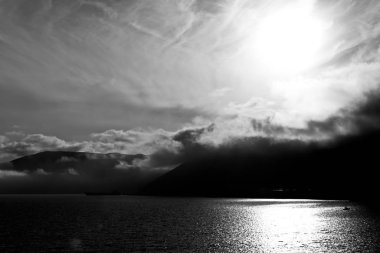 Okhotsk Denizi, Nagaev Körfezi üzerinde fırtınalı bir gökyüzü.