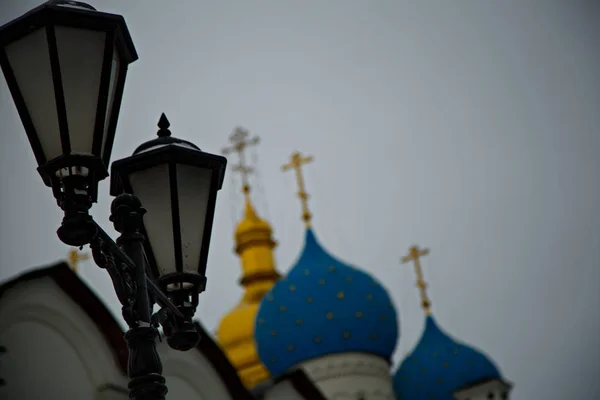 Straßenlaterne Auf Dem Hintergrund Der Kuppeln Der Orthodoxen Kirche — Stockfoto