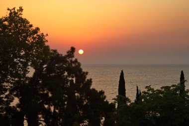 Kafkaslar 'ın Karadeniz kıyısında günbatımı.