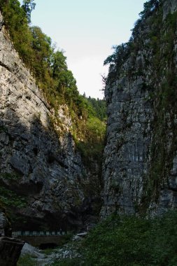 Abhazya dağ geçitlerinin mavi uçurumları.