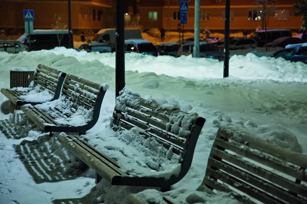 Zasněžené Lavice Zimě Moskevské Nádvoří — Stock fotografie