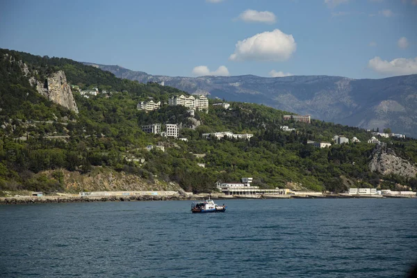 位于雅尔塔市附近的克里米亚黑海海岸 — 图库照片