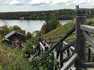 Rusya 'nın Plyos kentindeki Levitan Dağı' ndan Volga Nehri manzarası.