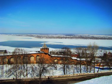 Rusya 'nın Nizhny Novgorod Kremlin bölgesinden Volga Nehri manzarası.