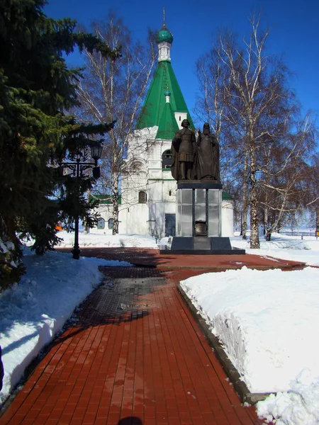 Památník Zakladatele Nižního Novgorodu Prince Jiřího Vsevoldoviče Svatého Šimona — Stock fotografie