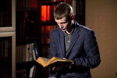 İçerideki genç bir adamın portresi..