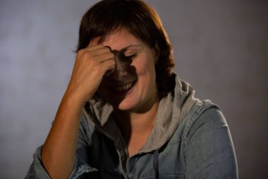 Iç genç bir kadın portresi.