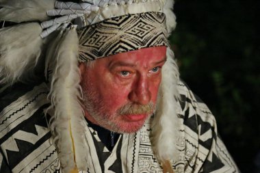 Hint kostümlü bir aktör çekimlerin arasında dinleniyor..