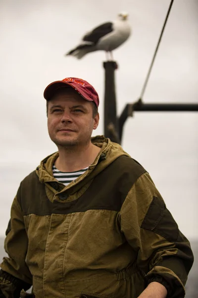 以海鸥为背景的俄霍次克渔民海肖像 — 图库照片