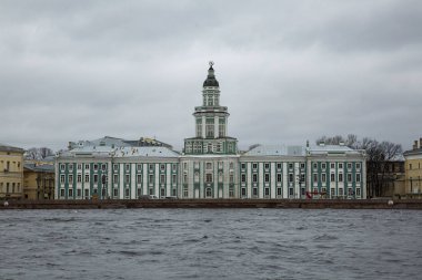 İmparator Büyük Peter 'ın Kunstkamera' sı St. Petersburg, Rusya 'daki Neva Nehri' nin Üniversite Embankmenti 'nde.