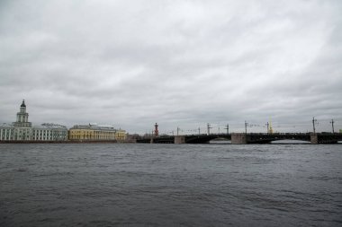 St. Petersburg, Rusya 'daki Üniversite Embankment ve Saray Köprüsü.