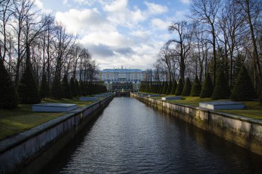Finlandiya Körfezi, Peterhof, Rusya 'dan Büyük Peter' ın sarayının manzarası.