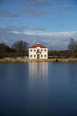 Rusya 'nın Peterhof Sarayı, Büyük Peterhof Sarayı' nın Aşağı Parkı 'ndaki Marley Sarayı.
