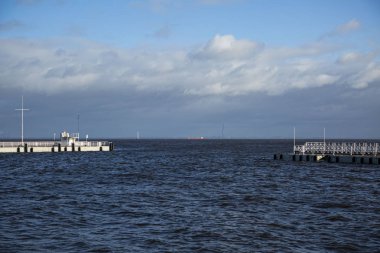 Rusya 'nın Peterhof Sarayı Aşağı Parkı' ndan Finlandiya Körfezi manzarası.