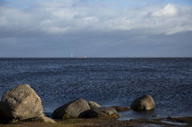Rusya 'nın Peterhof Sarayı Aşağı Parkı' ndan Finlandiya Körfezi manzarası.