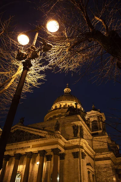 St. Isaac's Katedrali, gece, St. Petersburg, Rusya Federasyonu.