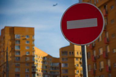 Şehir binasının arka planında yol tabelası, Moskova, Rusya.